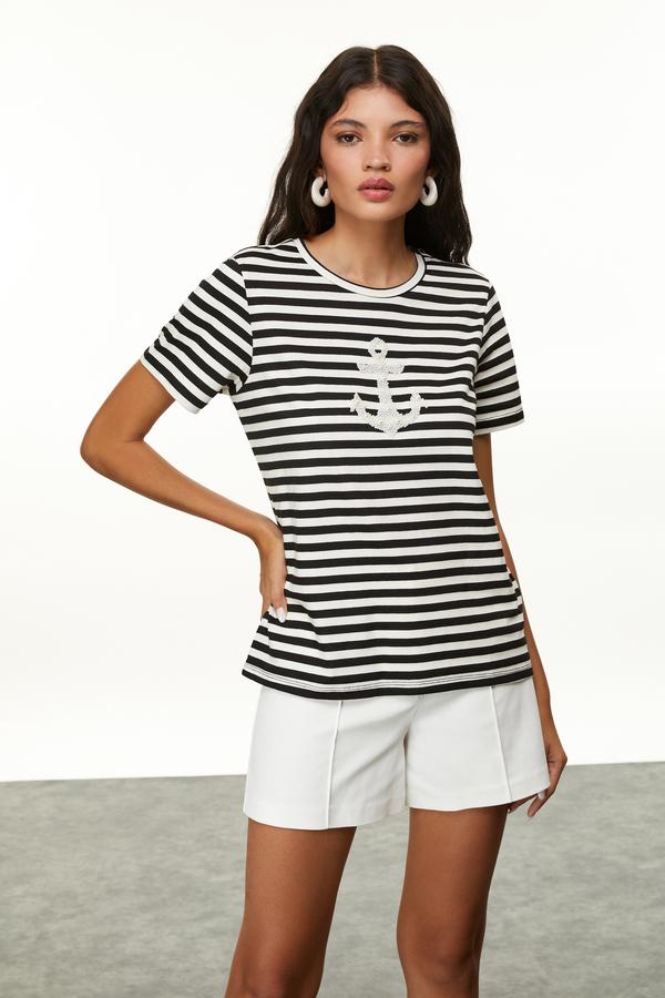 İŞLEMELİ ÇİZGİLİ BİSİKLET YAKA T-SHIRT